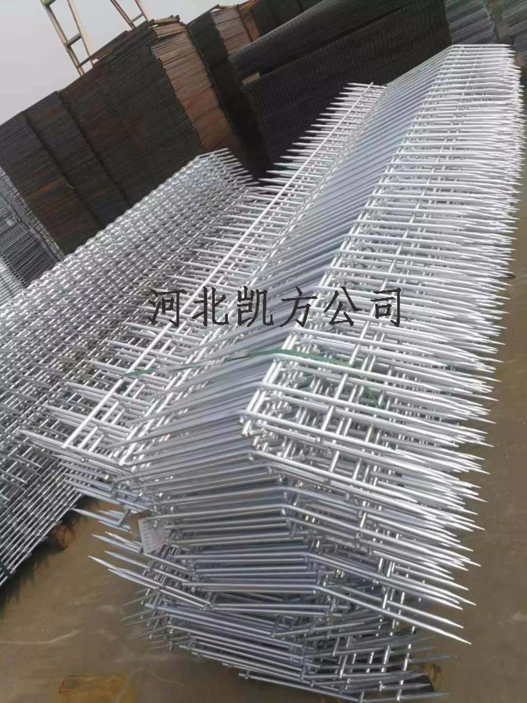 監獄看守所鐵路防護常用帶刺帶尖防攀爬倒刺鋼